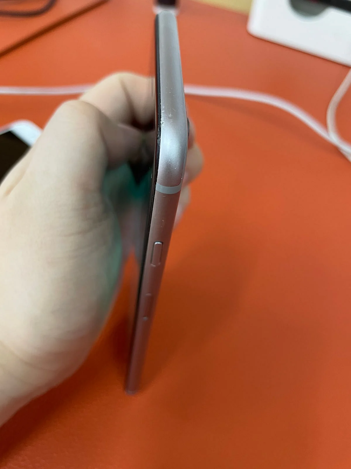 iPhone 顶部边框和边角磨损检查