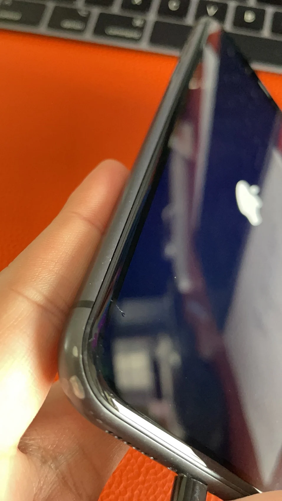 iPhone 玻璃边缘与边框交界近景