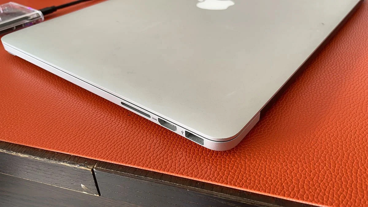 MacBook 另一侧接口近景