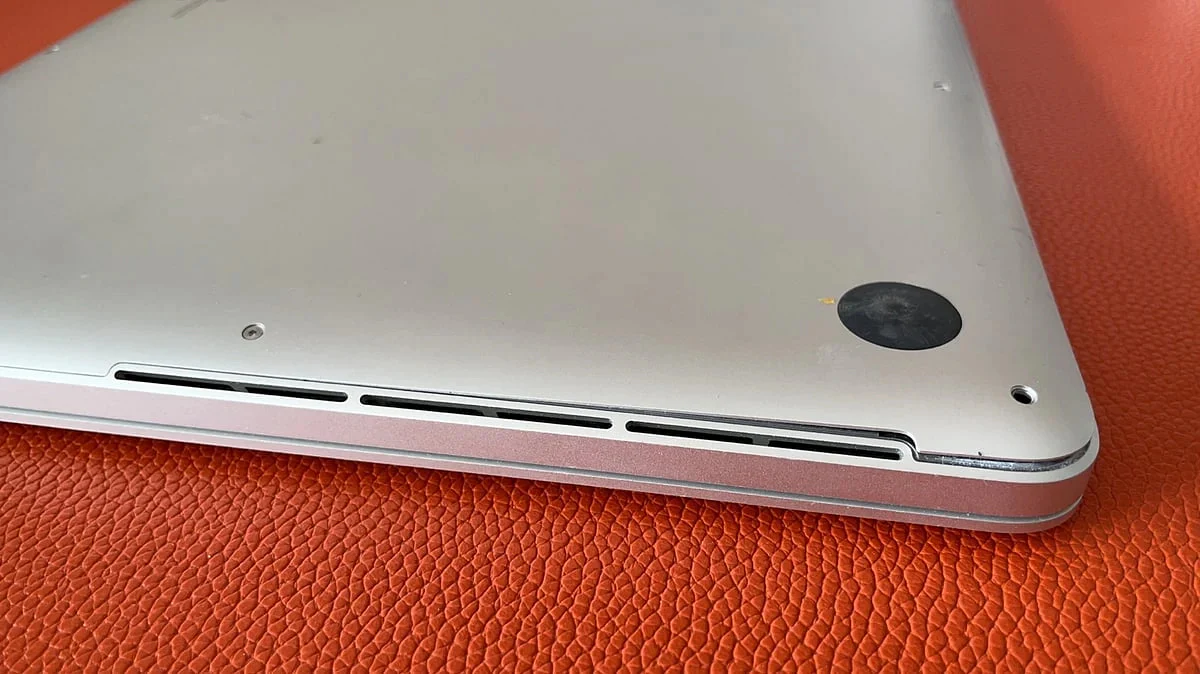 MacBook 底部散热口外观