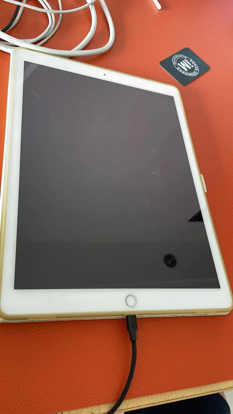 iPad 连接线缆且屏幕未显示内容