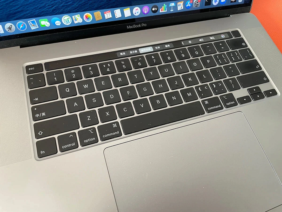 MacBook Pro 触控栏、键盘与机身外观检查记录