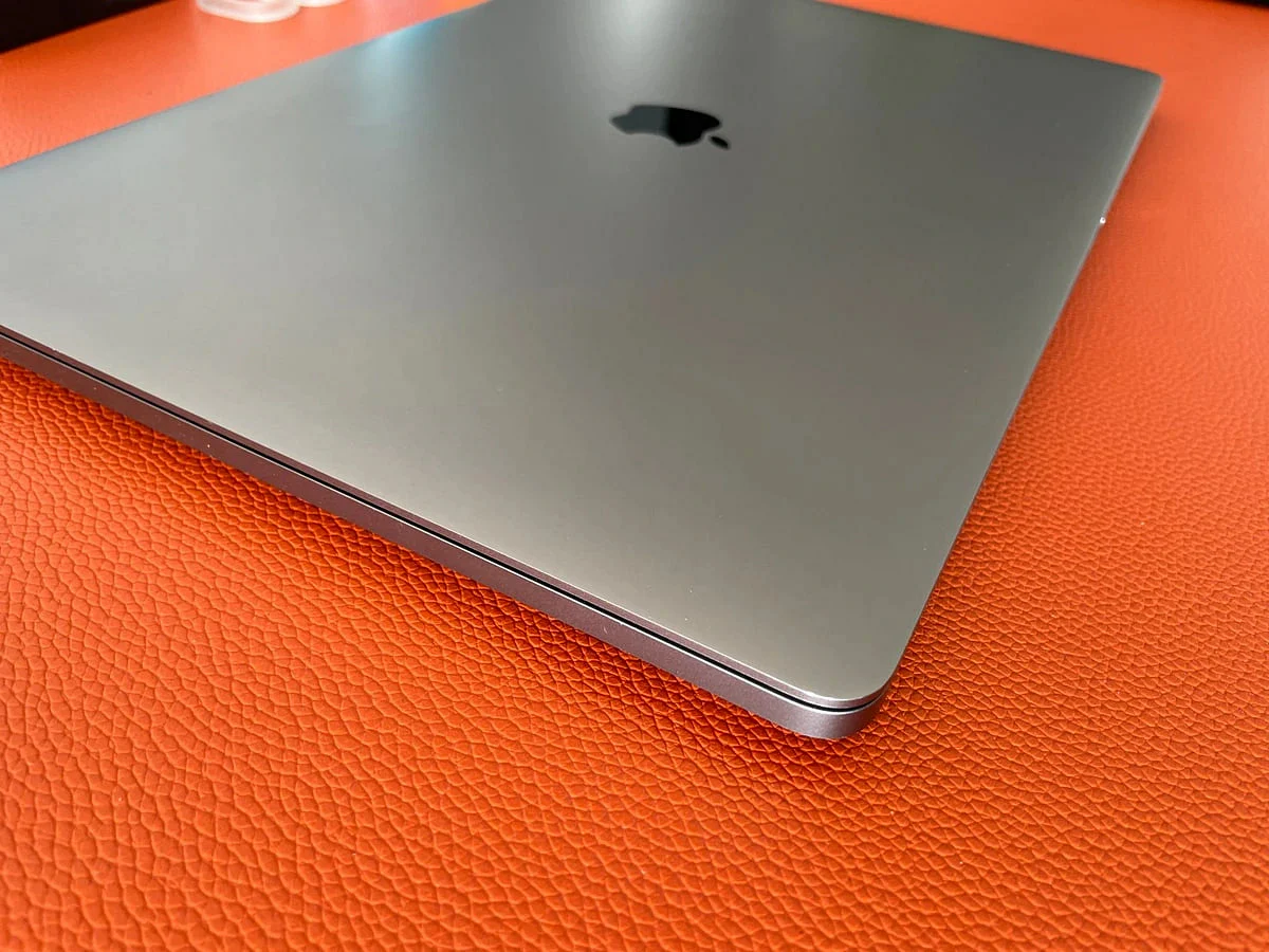 MacBook Pro 闭合顶盖与边缘外观