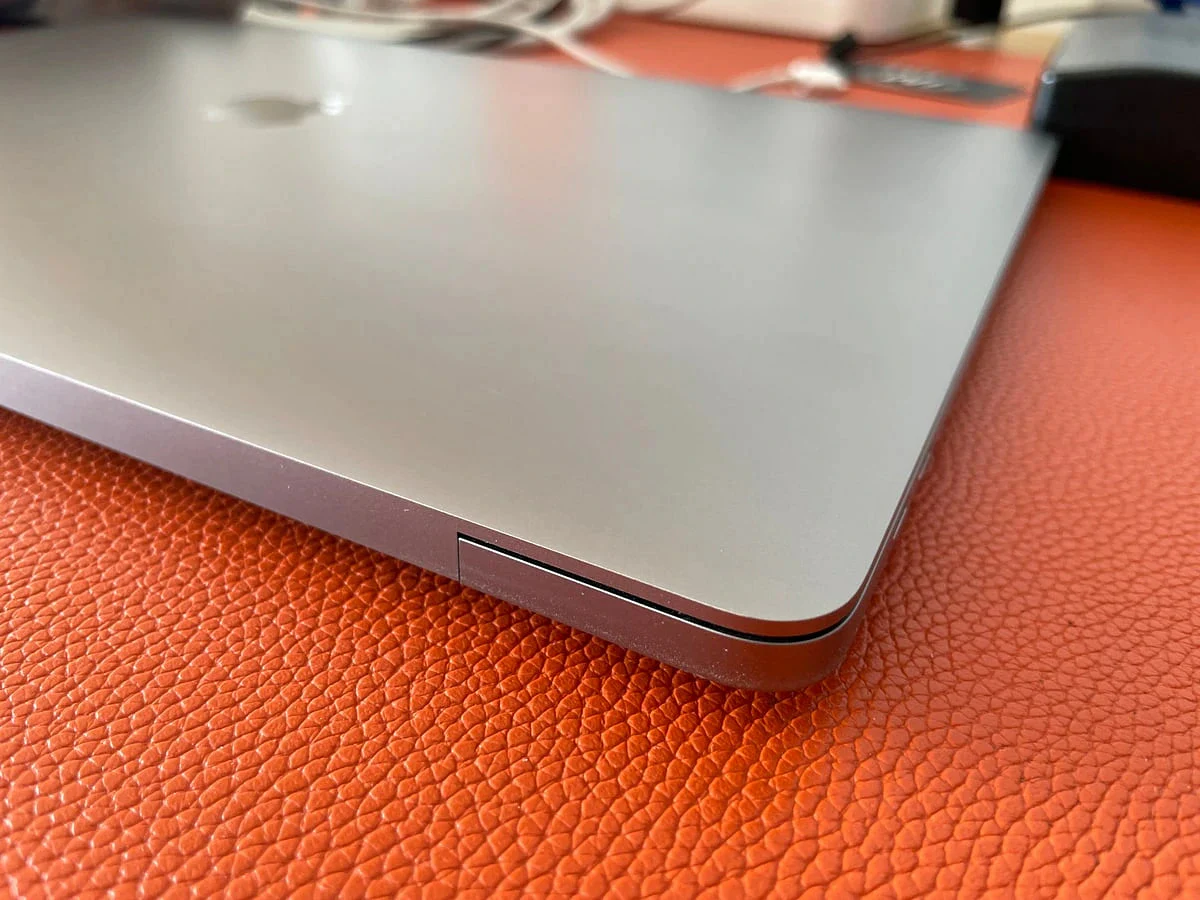MacBook Pro 机身前沿与开盖凹口近景