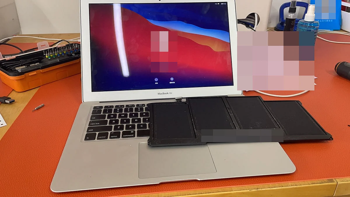 MacBook Air 与取出的电池组件