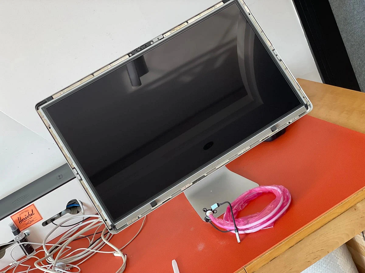 iMac 显示屏拆开后的内部检查现场