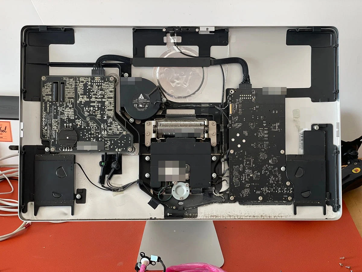 iMac 机身内部组件与连接线束