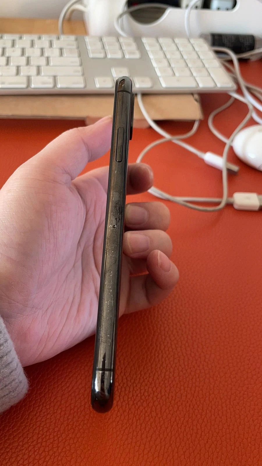 iPhone 侧边框磨损与按键区域检查