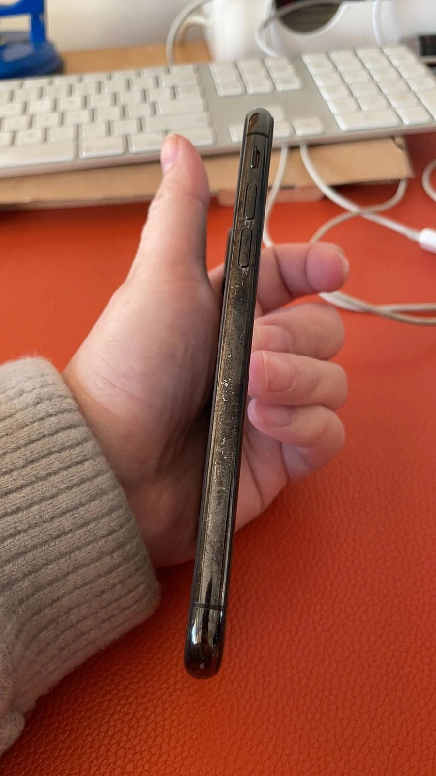iPhone 另一侧边框与按键区域