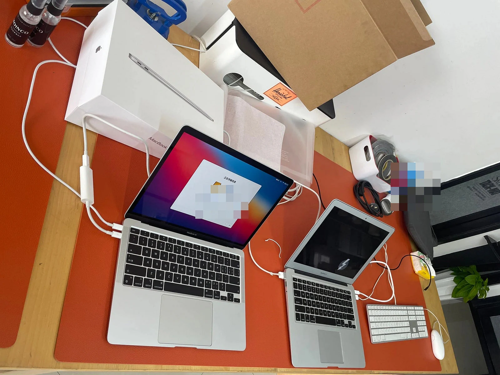 MacBook Air 线缆连接与资料迁移进度检查