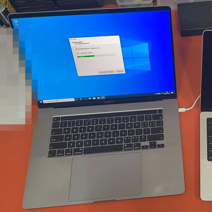 MacBook Pro 上的 Boot Camp 驱动安装进度检查
