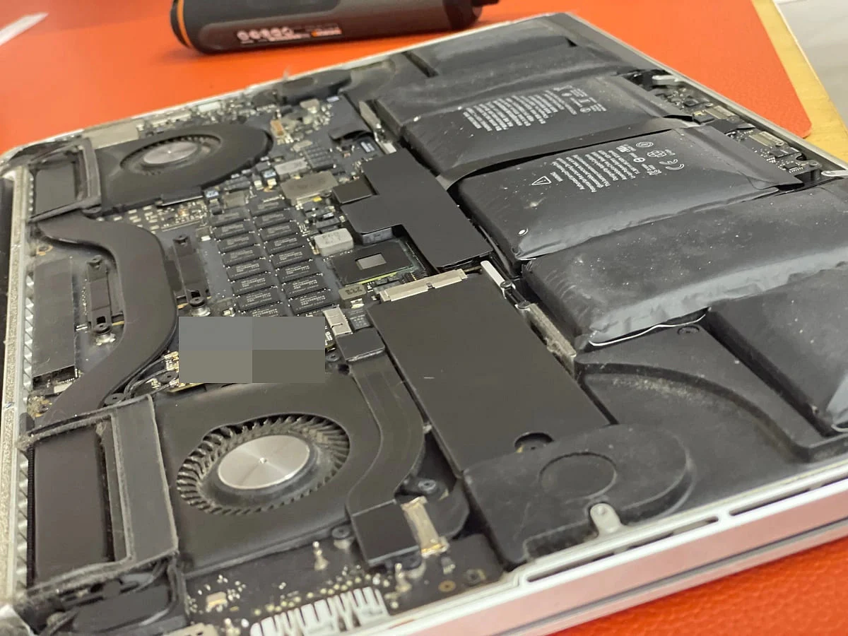 MacBook Pro 电池隆起和风扇区域的近距离画面