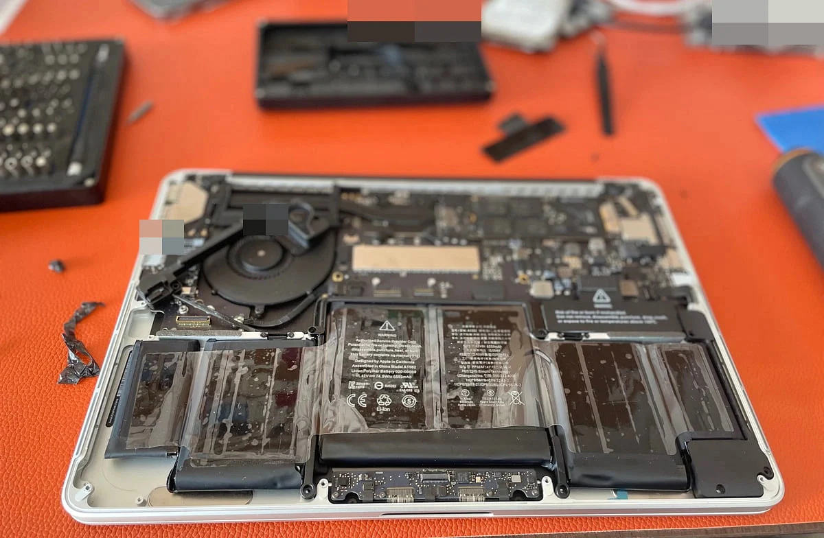 MacBook Pro 电池区域与周边连接部位