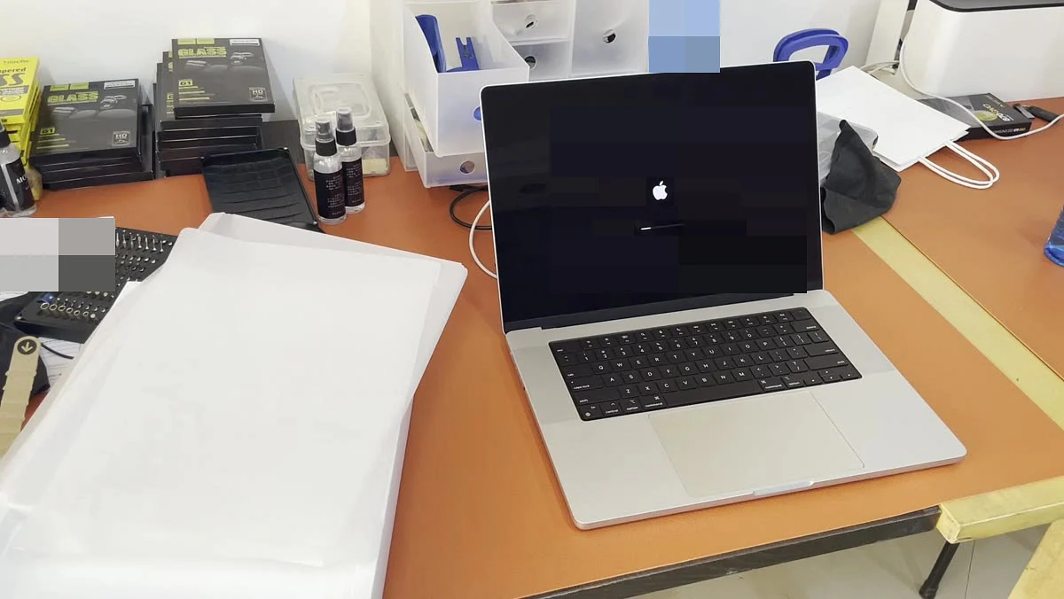 MacBook Pro 启动时显示 Apple 标志与进度条