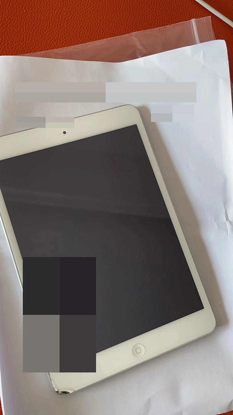 iPad 正面外观及左下角边缘缺口