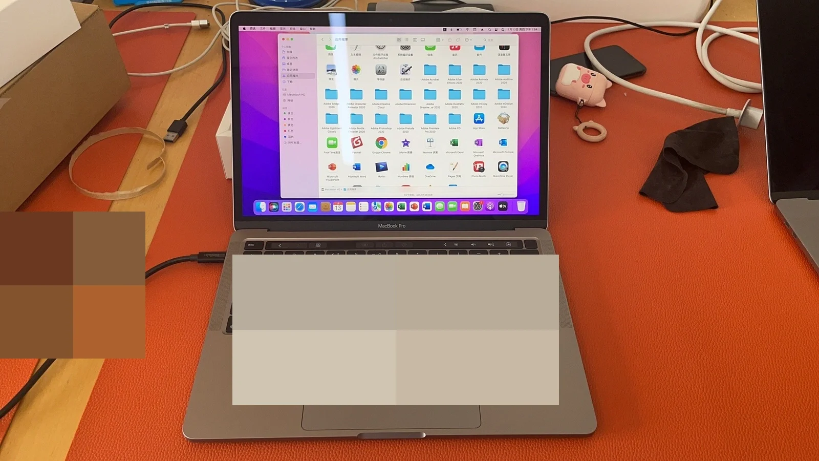 MacBook Pro 应用程序目录与机身检查画面
