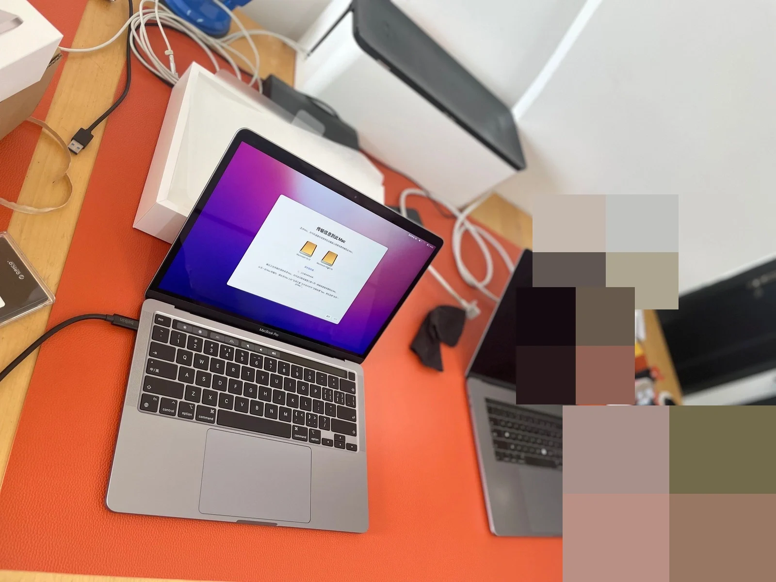 MacBook Pro 工作台上的迁移助理资料传输界面
