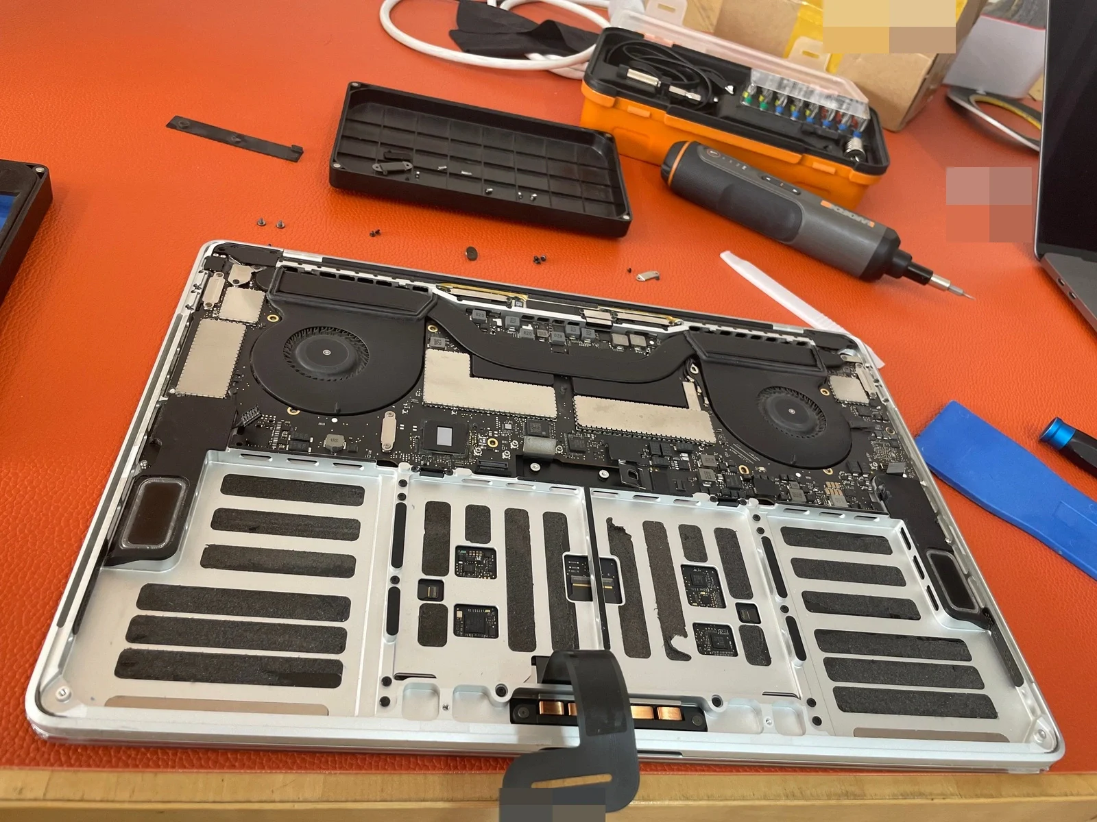 MacBook Pro 取出电池后的机身内部、双风扇与排线状态