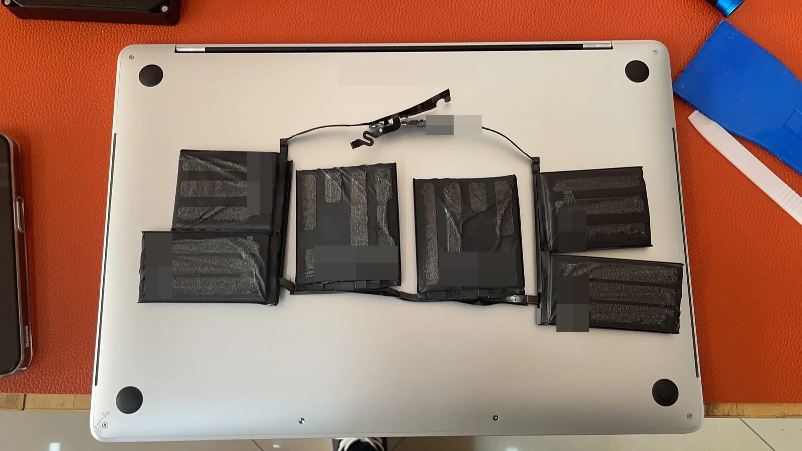 MacBook Pro 拆下的电池组件与底盖