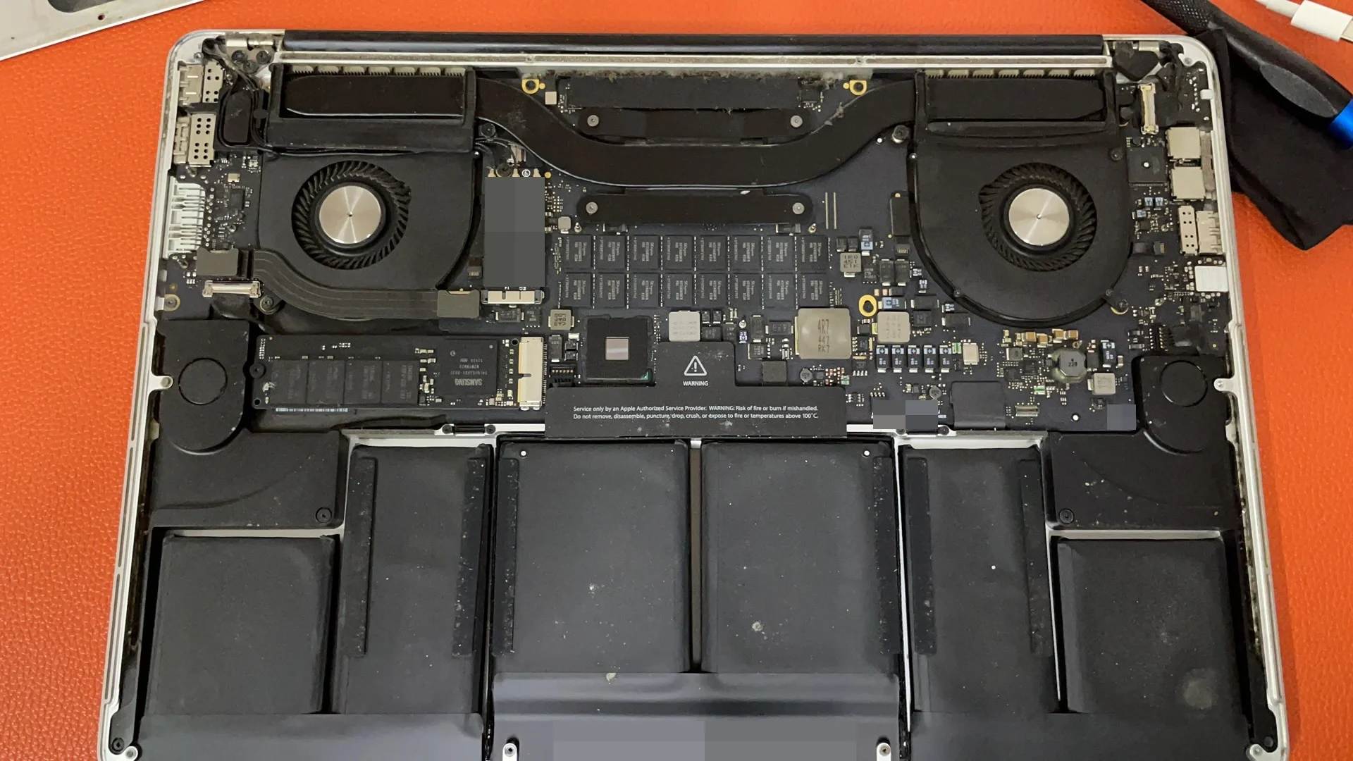 MacBook Pro 打开底盖后的双风扇、主板与电池区域