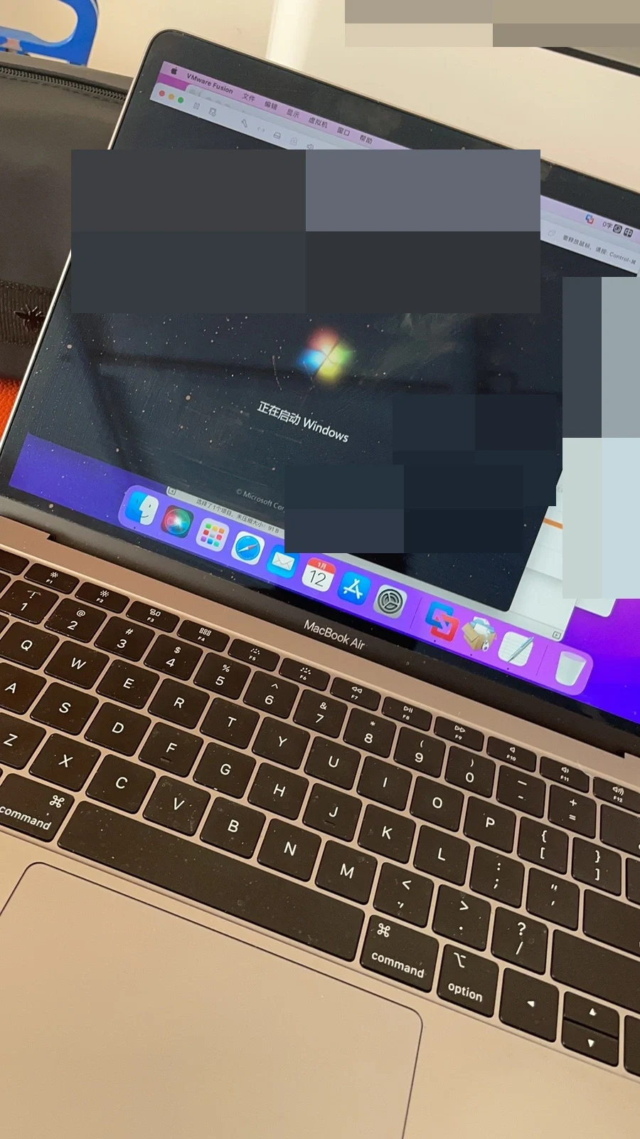 MacBook Air 上的 VMware Fusion 显示 Windows 启动画面