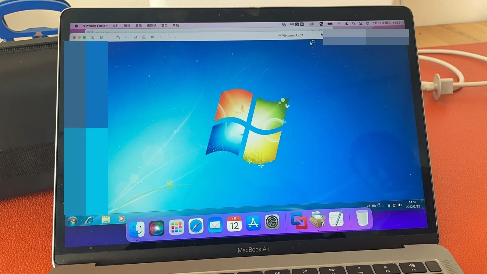 MacBook Air 上的 VMware Fusion 显示 Windows 桌面