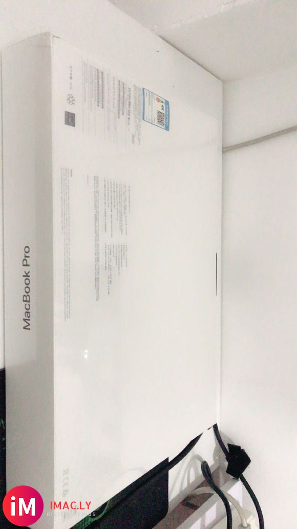 拼多多14499的MacBook pro到了,看外面的序列号-1.jpg