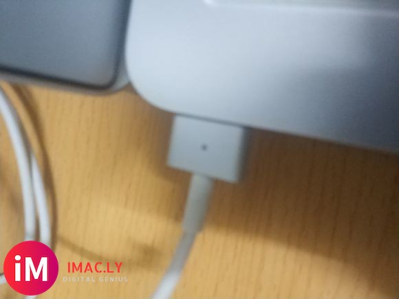 MacBookair开不了机怎么办,是不是擦屏幕的时候进水-1.jpg