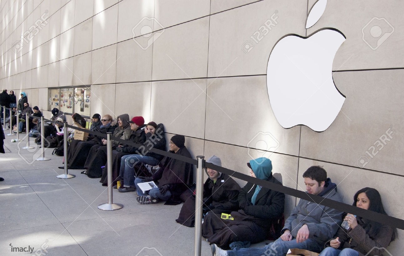 30515834-Customers-Waiting-in-Line-Outside-of-the-Apple-Store-on-Michigan-Avenue.jpg