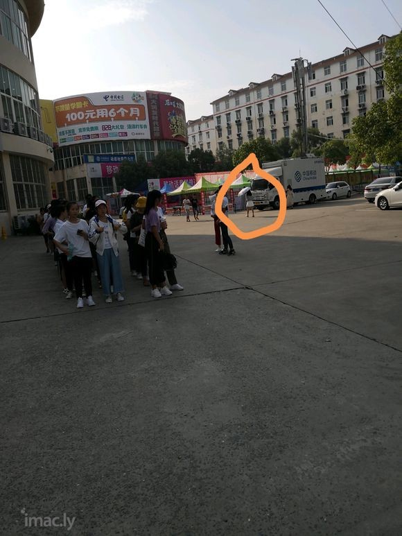 今天新生游览校园跟随摄影的小姐姐有人认识吗-1.jpg