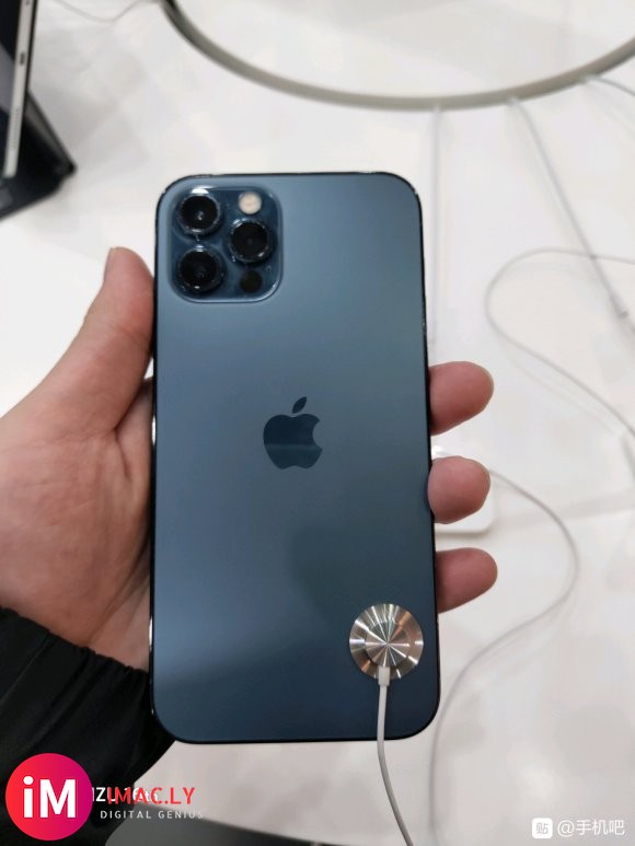 去体验了一下iPhone12,手感太轻了,感觉像拿个模型一样-3.jpg