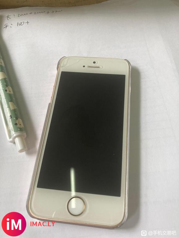 出两台iPhone se-8.jpg