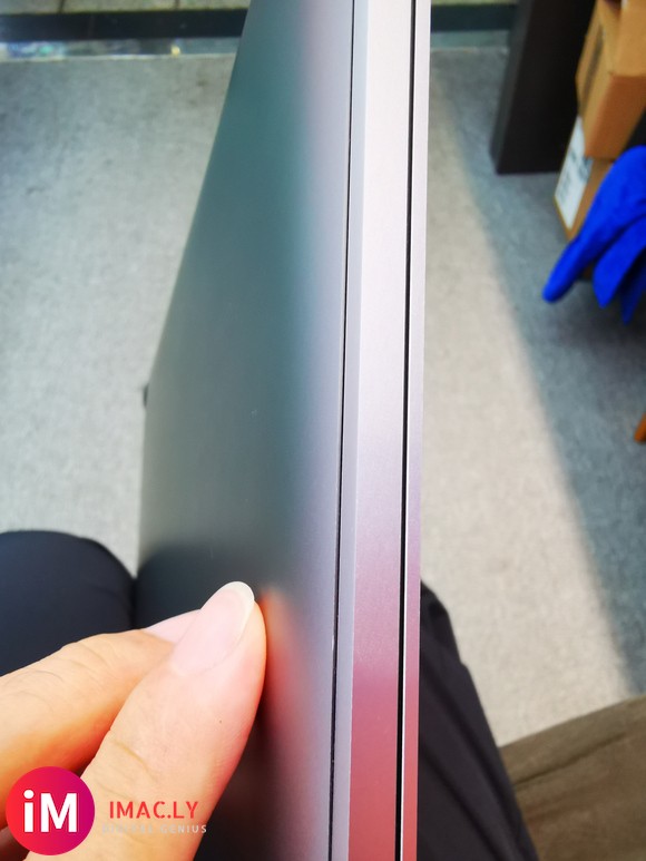 请教下,MacBookpro 后盖左侧有凸起,无磕碰?是电池膨胀了吗?-1.jpg